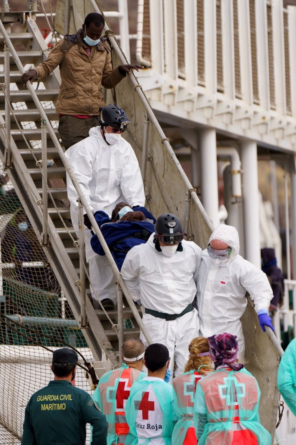 A migrant is carried on a stretcher after arriving with around 105 other rescued sub-Saharan migrants in the Canary Islands, Spain, on December 19. Photo: EPA-EFE