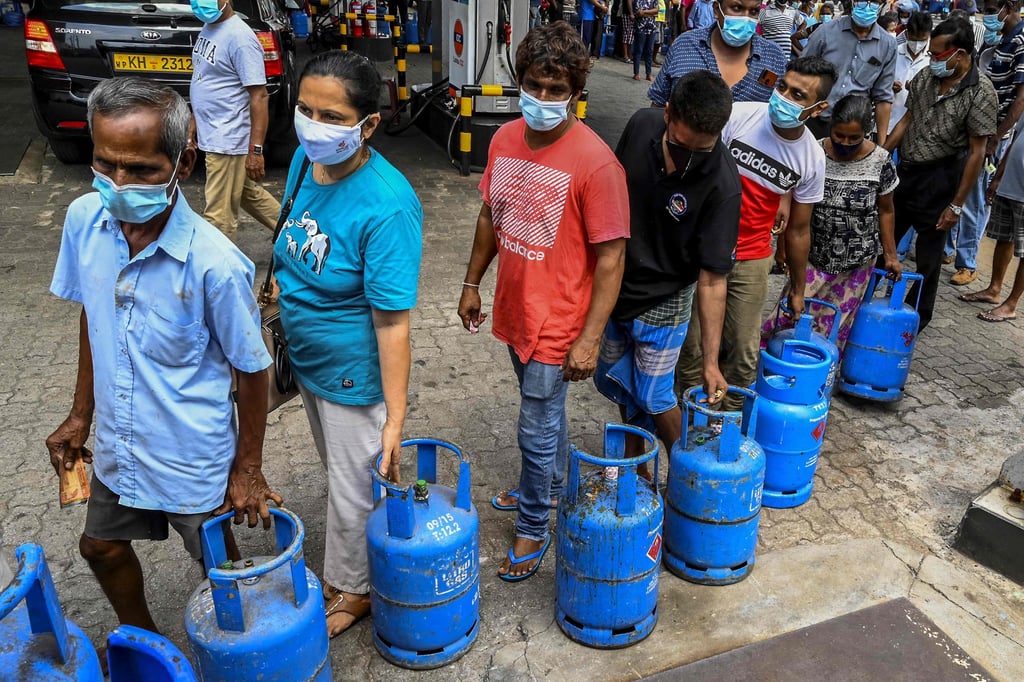 People queue to buy liquefied petroleum gas cylinders in Colombo, as shortages of essentials grip the island nation amid a lack of foreign exchange to finance imports. Photo: AFP