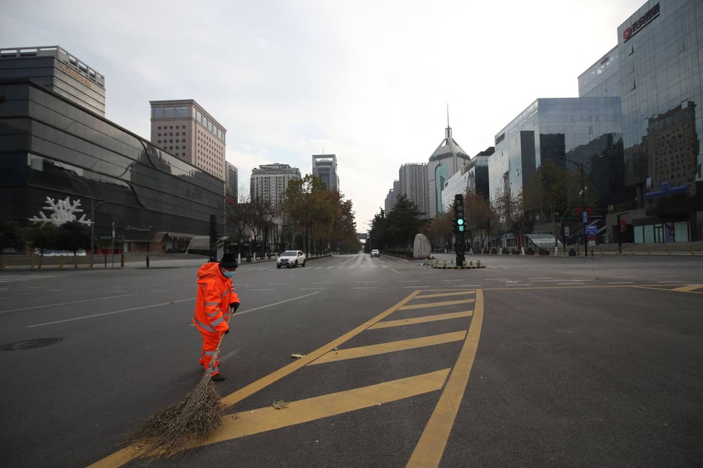 A sanitation worker sweeps a nearly deserted road in Xian, in China’s northern Shaanxi province on December 28, amid a coronavirus lockdown in the city. Photo: AFP A sanitation worker sweeps a nearly deserted road in Xian, in China’s northern Shaanxi province on December 28, amid a coronavirus lockdown in the city. Photo: AFP