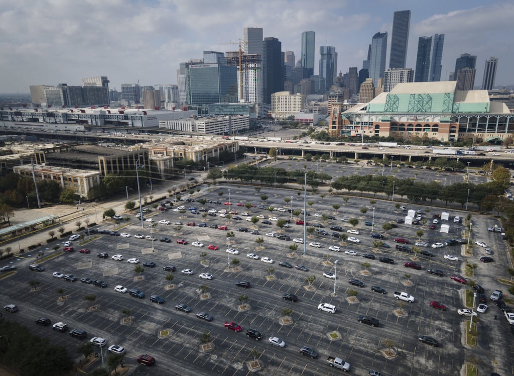 Vehicles line up for Covid-19 tests in Houston in December. Photo: Houston Chronicle via AP