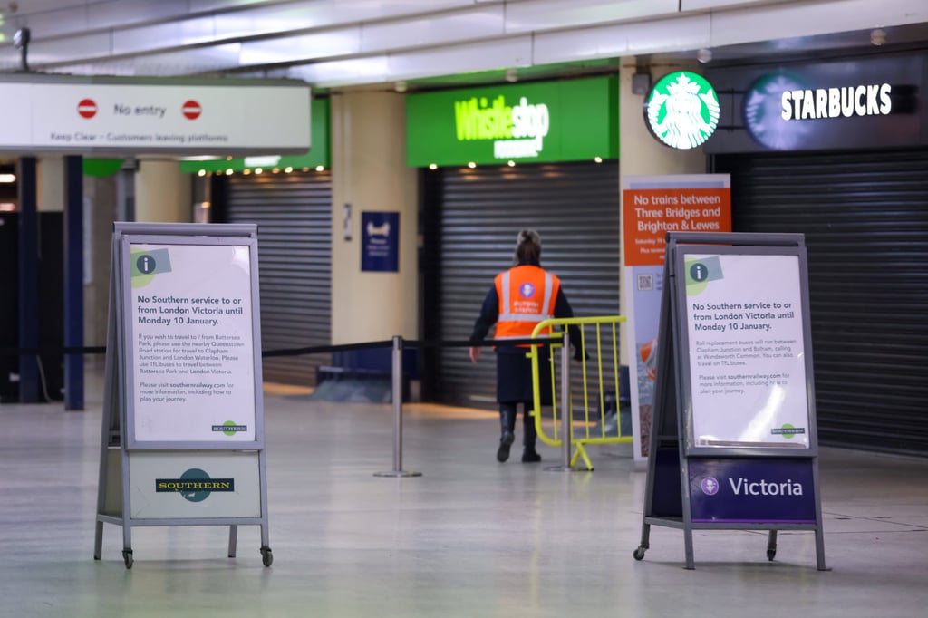 Notices on Thursday telling commuters there are no Southern train services at London Victoria railway station. With Covid-19 infections soaring to about 200,000 a day as the Omicron variant spreads, hospitals, restaurants, transport operators and retailers are facing acute levels of staff absenteeism. Photo: Bloomberg