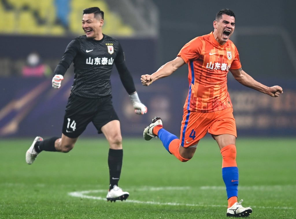 A late goal by Brazilian defender Jadson (R) gave defending champions Shandong Taishan their third domestic “double” after defeating Shanghai Port 1-0 in the FA Cup final at Phoenix Hill Stadium in Chengdu. Photo: Xinhua