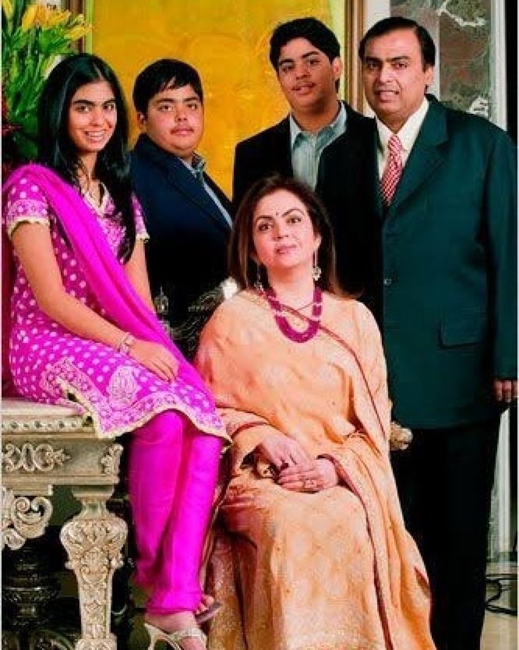 A photo of the young Ambani children with Nita and Mukesh Ambani. Photo: @mukesh.ambaniii/Instagram