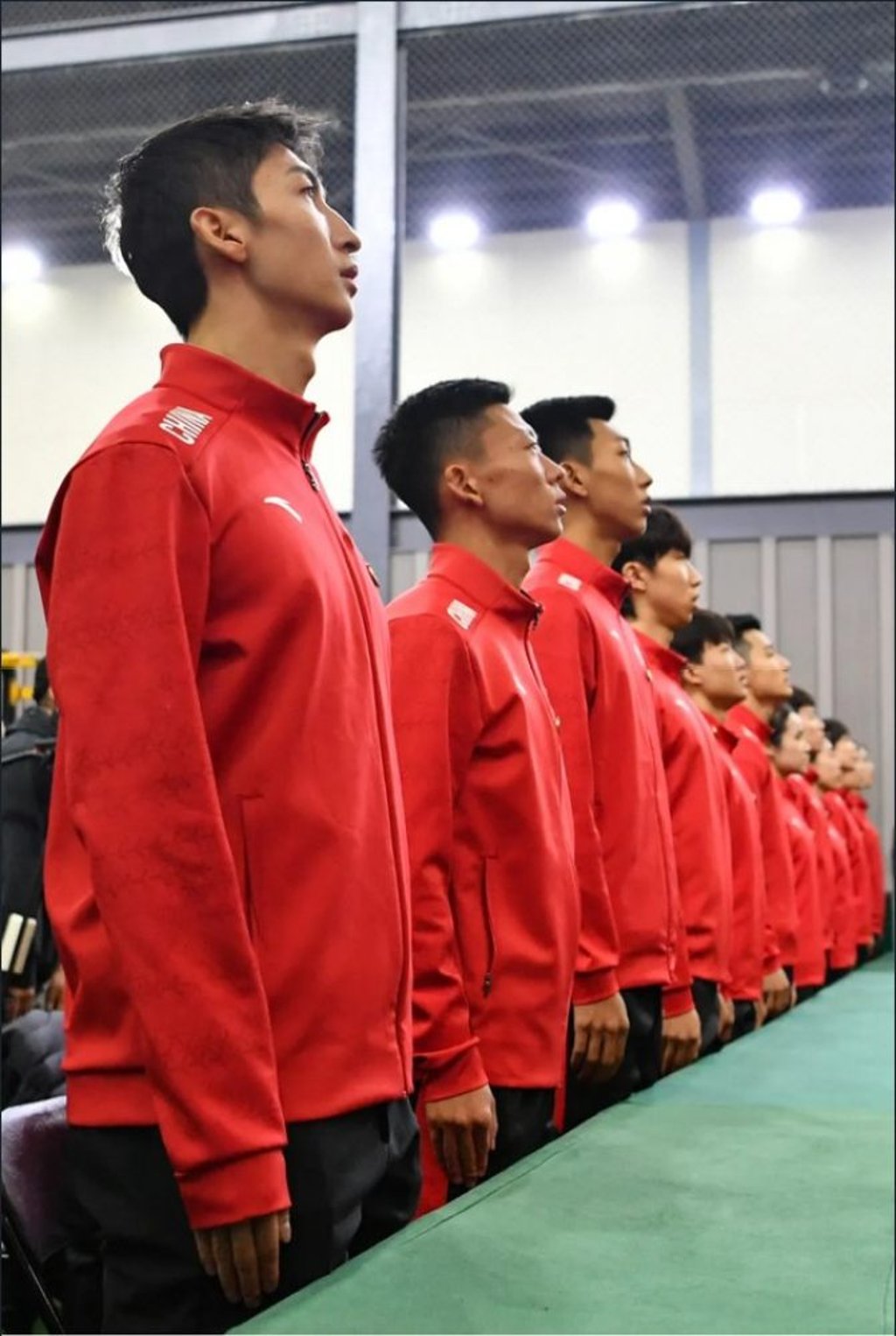 Captain Wu Dajing (left) with China’s short-track speedskating team before they left for the 2021 World Cup series. Photo: Xinhua