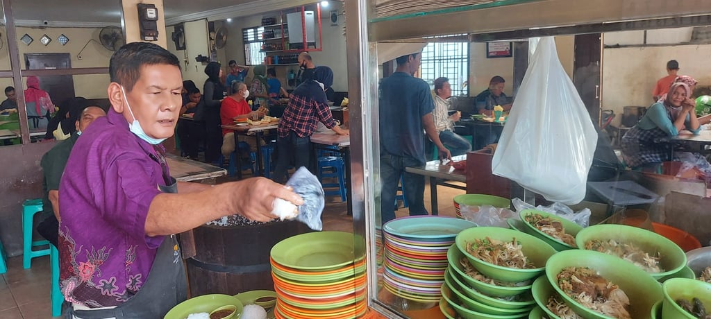 Fery, in the Indonesian city of Medan, has been feeding customers in the Sinar Pagi restaurant for 20 years, two presidents among them. Photo: Aisyah Llewellyn Fery, in the Indonesian city of Medan, has been feeding customers in the Sinar Pagi restaurant for 20 years, two presidents among them. Photo: Aisyah Llewellyn