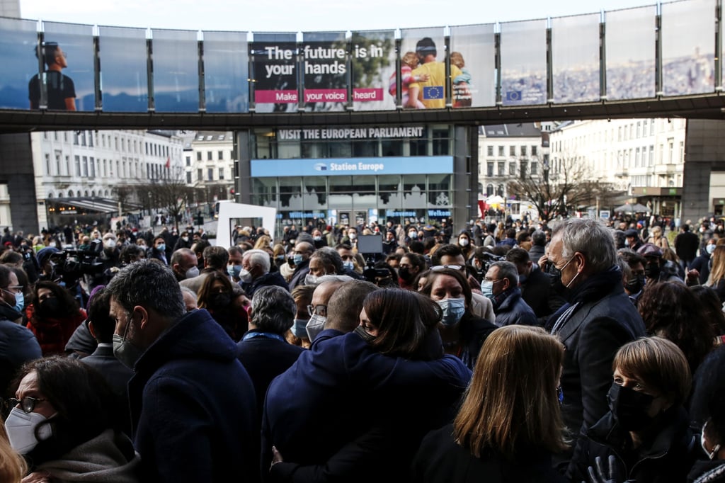 Members of the European Parliament stand in front of the front gate in Brussels to observe a minute of silence for President David Sassoli, who died on Tuesday at 65. Photo: dpa Members of the European Parliament stand in front of the front gate in Brussels to observe a minute of silence for President David Sassoli, who died on Tuesday at 65. Photo: dpa