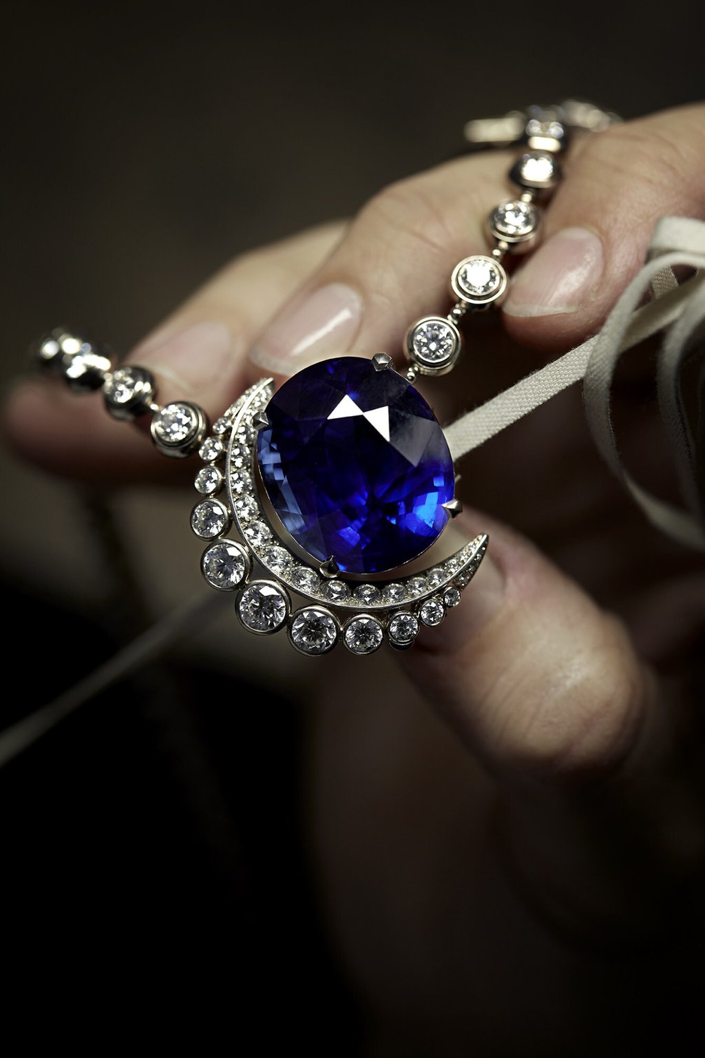 The vivid blue sapphire at the centre of the Allure Céleste weighs an impressive and symbolic 55.55 carats The vivid blue sapphire at the centre of the Allure Céleste weighs an impressive and symbolic 55.55 carats