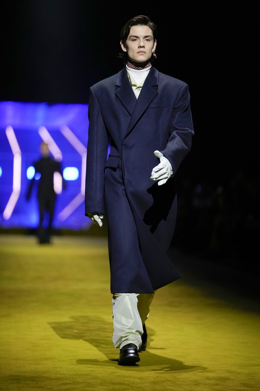British actor Louis Partridge wears a creation as part of the Prada men’s autumn/winter 2022-23 collection, unveiled during the Fashion Week in Milan, Italy, on January 16. Photo: AP Photo British actor Louis Partridge wears a creation as part of the Prada men’s autumn/winter 2022-23 collection, unveiled during the Fashion Week in Milan, Italy, on January 16. Photo: AP Photo