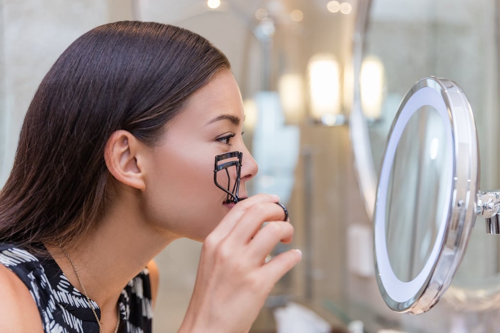 Curl your eyelashes before applying mascara, otherwise you risk breaking them. Photo: Shutterstock
