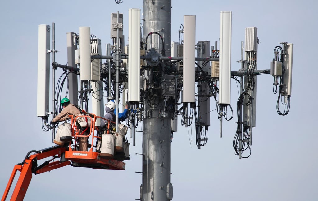 Contract workers for Verizon update a cell tower to handle the new 5G network in Orem, Utah, in December 2019. Photo: TNS Contract workers for Verizon update a cell tower to handle the new 5G network in Orem, Utah, in December 2019. Photo: TNS