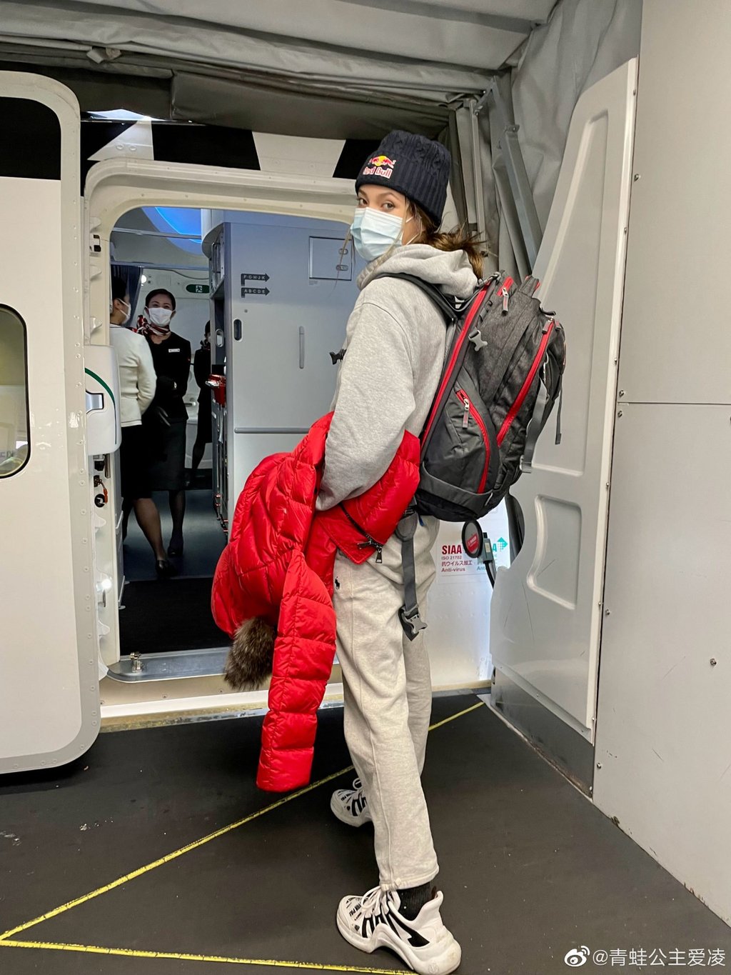 Eileen Gu boards a plane in San Francisco on her way to Beijing. Photo: Weibo
