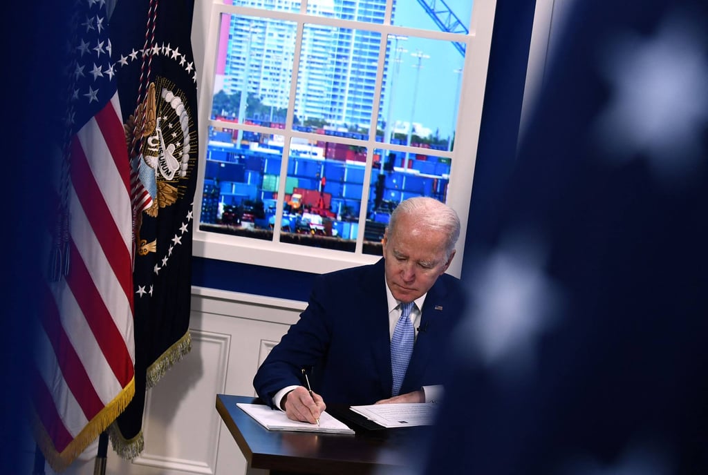 US President Joe Biden takes notes during a meeting with the Supply Chain Disruptions Task Force and private-sector CEOs in the White House on December 22. Despite its promises, the US has done little to facilitate trade. Photo: AFP