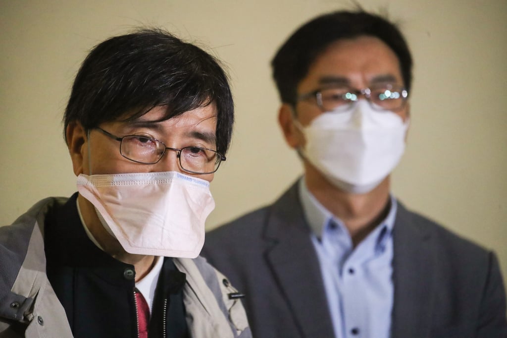 Professor Yuen Kwok-yung (left) explains the findings of his inspection. Photo: Edmond So