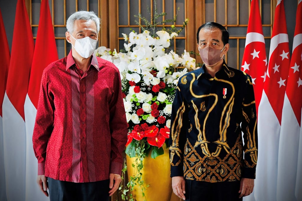 Singapore Prime Minister Lee Hsien Loong with Indonesian President Joko Widodo at their leaders’ retreat on Bintan island. Photo: AFP Singapore Prime Minister Lee Hsien Loong with Indonesian President Joko Widodo at their leaders’ retreat on Bintan island. Photo: AFP