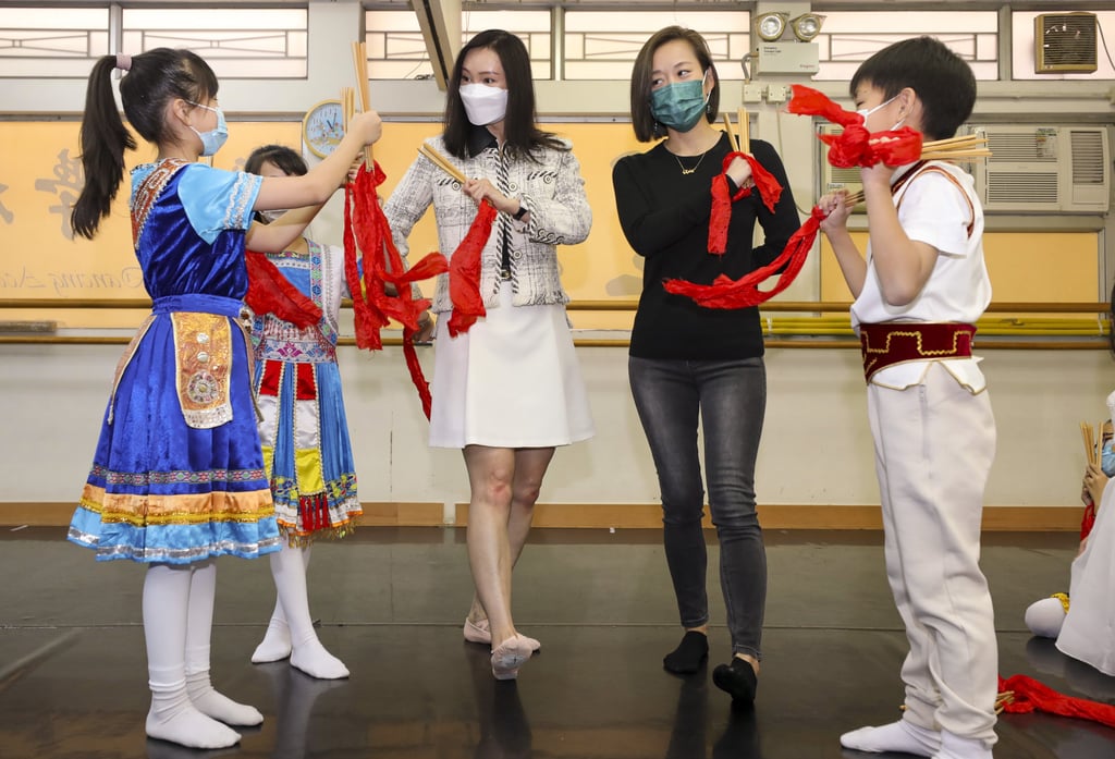 Chloe Tsai, a senior communications manager with Nina Hospitality, (second from right) and Starwave Dancing Academy educational supervisor Dera Hung help children connect to China’s cultural heritage. Photo: Xiaomei Chen