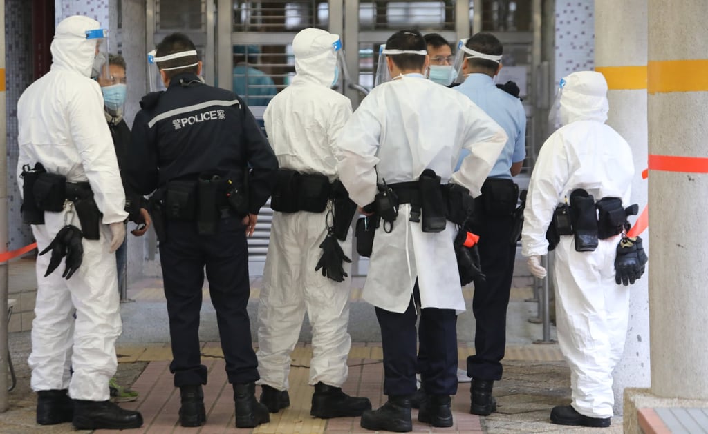 Staff involved in a lockdown at a block in Kwai Chung. Photo: Jelly Tse