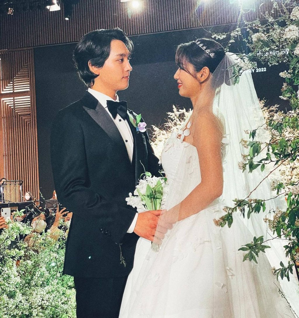 Park Shin-hye and Choi Tae-joon at their wedding. Photo: @sunbin_eyesmag/Instagram