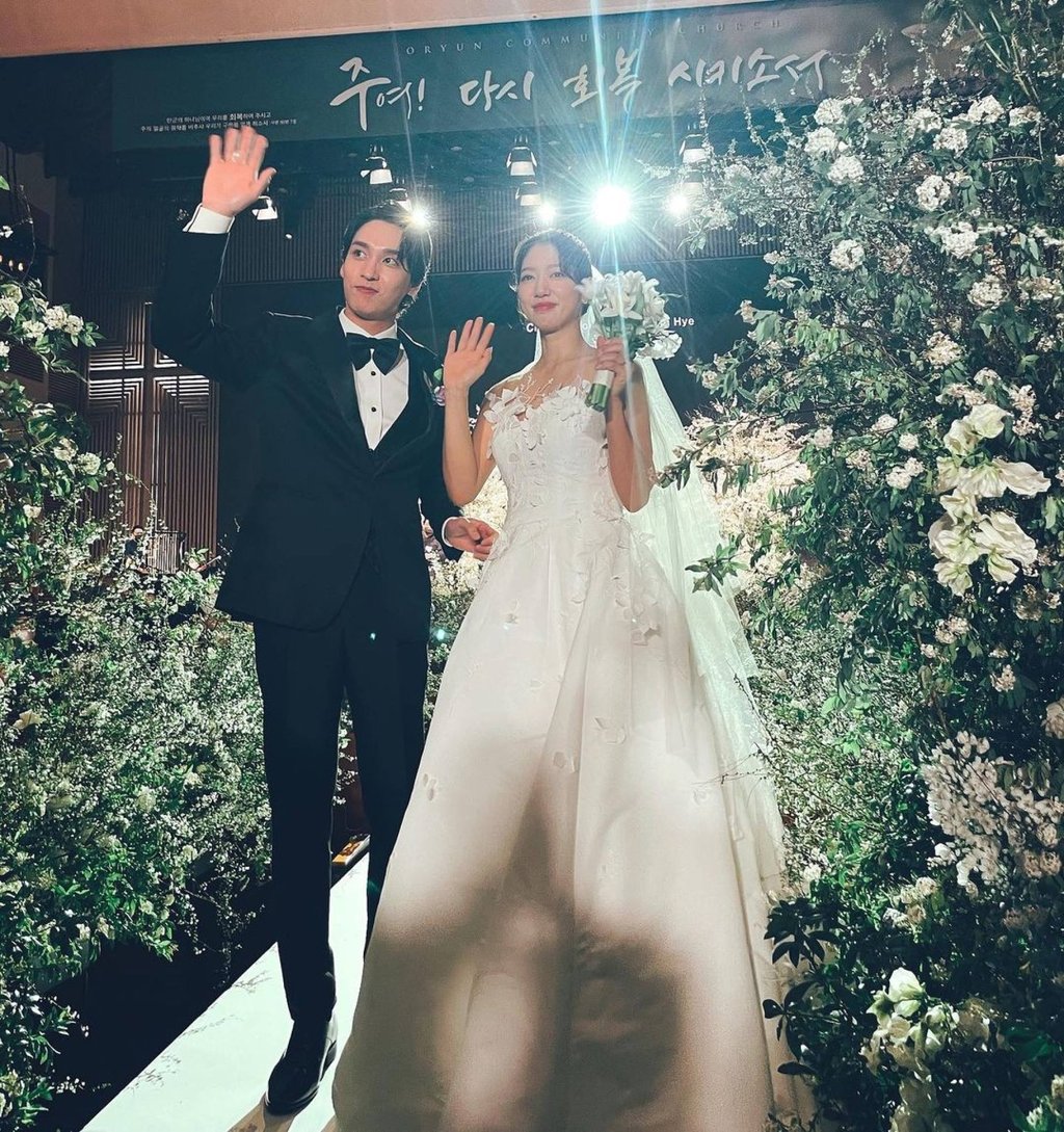 Park Shin-hye wore Oscar de la Renta during her wedding to Choi Tae-joon. Photo: @sunbin_eyesmag/Instagram