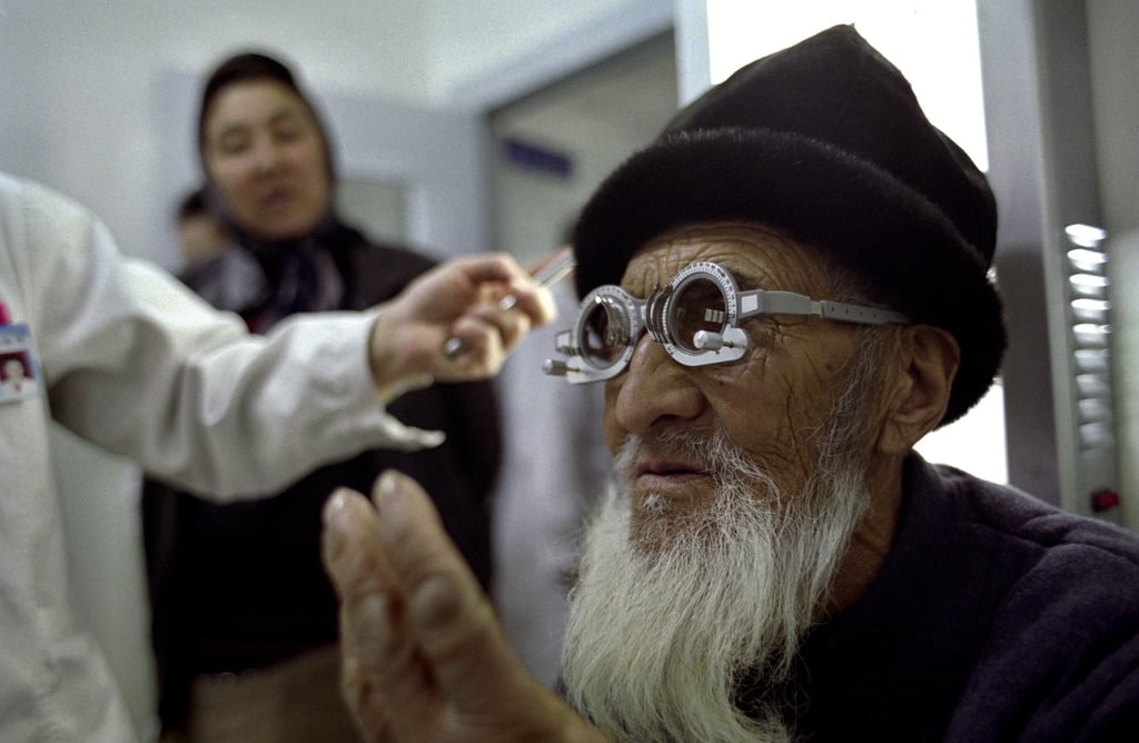 An elderly man takes an eye test to get fitted for glasses. Photo: Getty Images An elderly man takes an eye test to get fitted for glasses. Photo: Getty Images