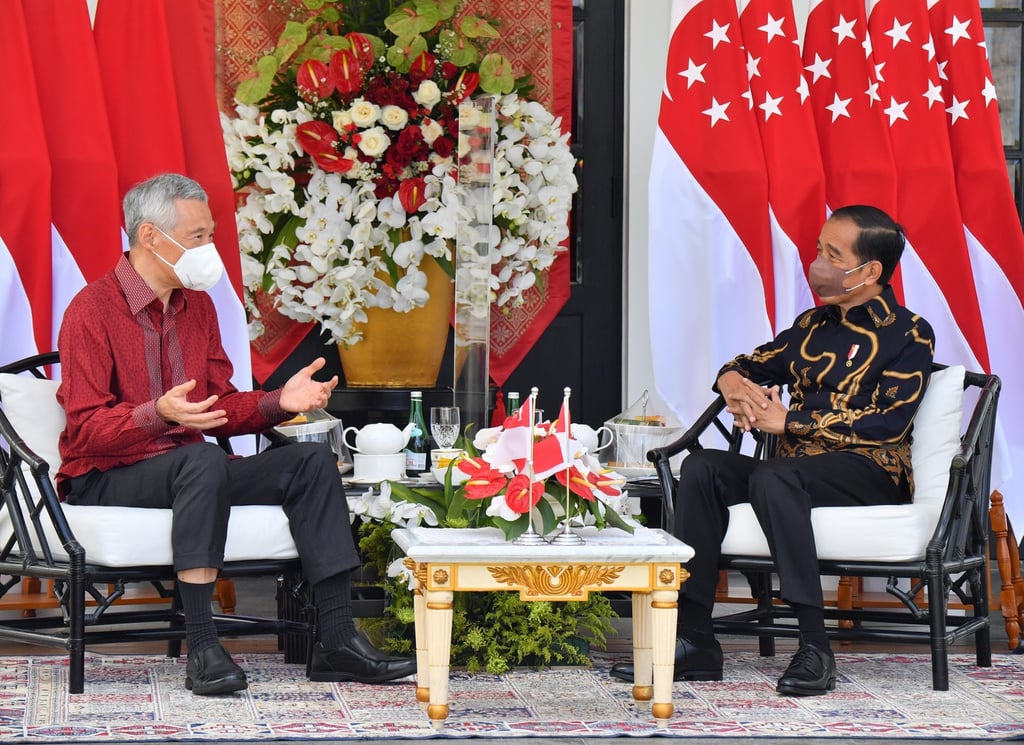 Singapore Prime Minister Lee Hsien Loong and Indonesian President Joko Widodo at a leaders’ retreat on Bintan island. Photo: EPA Singapore Prime Minister Lee Hsien Loong and Indonesian President Joko Widodo at a leaders’ retreat on Bintan island. Photo: EPA