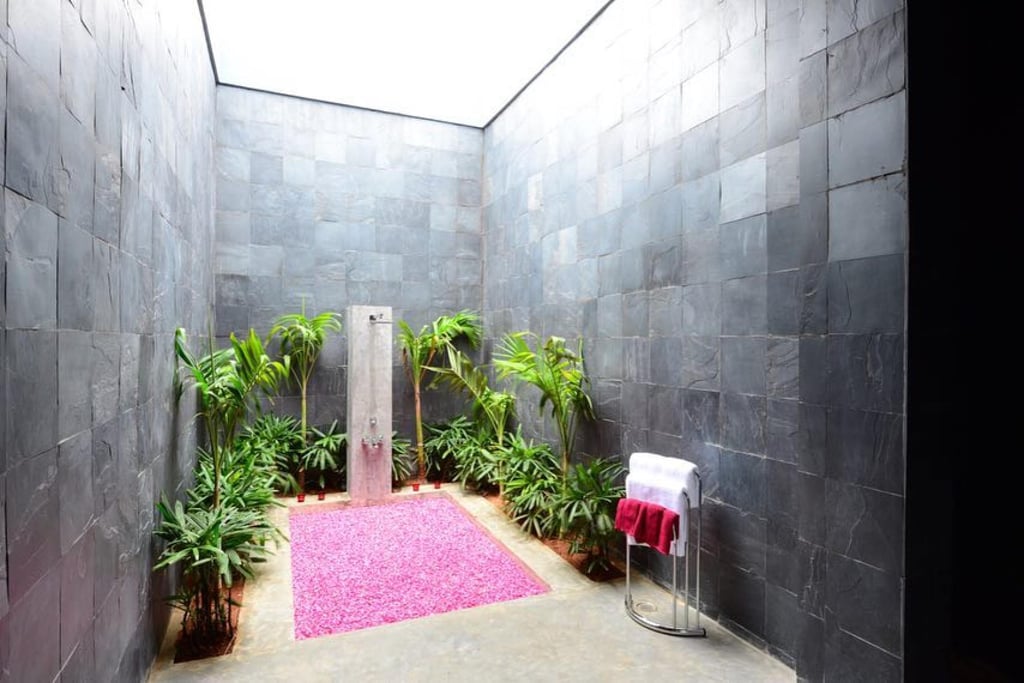 Allu Arjun’s gorgeous shower. Photo: @aamir_hameeda/Instagram Allu Arjun’s gorgeous shower. Photo: @aamir_hameeda/Instagram