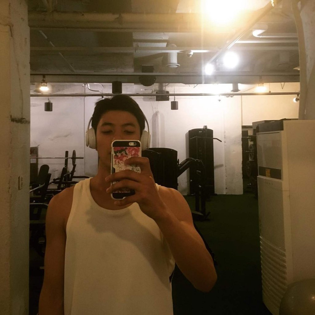 Actor Park Solomon in the gym. Photo: @lomon991111/Instagram Actor Park Solomon in the gym. Photo: @lomon991111/Instagram