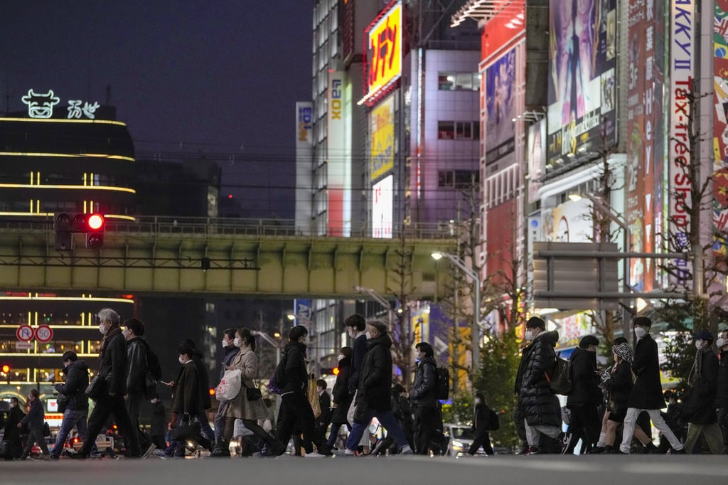 Tokyo is currently under a quasi-emergency that calls on eateries and bars to close early and limit alcohol sales. Photo: AP Tokyo is currently under a quasi-emergency that calls on eateries and bars to close early and limit alcohol sales. Photo: AP