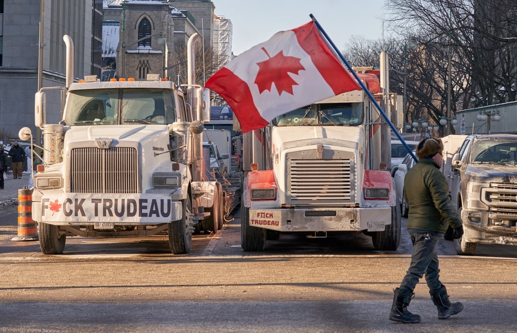 Truckers and other protesters taking part in the “Freedom Convoy” against vaccine mandates when crossing the US-Canada border block the street in front of the Parliament Hill in Ottawa on Saturday. Photo: EPA-EFE Truckers and other protesters taking part in the “Freedom Convoy” against vaccine mandates when crossing the US-Canada border block the street in front of the Parliament Hill in Ottawa on Saturday. Photo: EPA-EFE