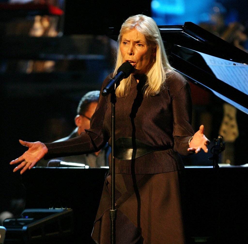Artist Joni Mitchell pulled her music from Spotify in protest against vaccine sceptics on Joe Rogan’s show. Photo: AFP