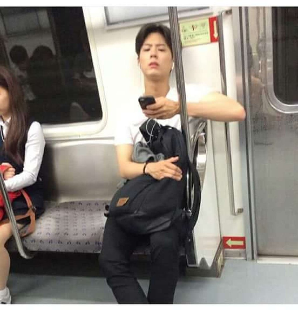 Don’t look now, but he seems familiar … Park Bo-gum riding the metro. Photo: @xiunblue/Twitter