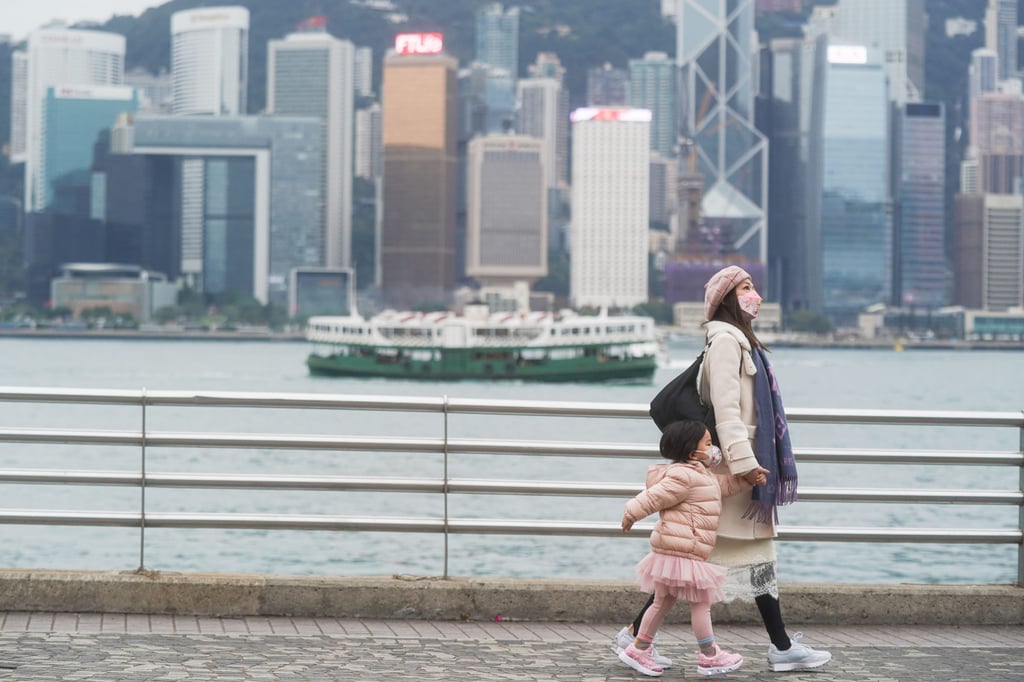 Dressed for the cold weather in Tsim Sha Tsui. Photo: Sam Tsang