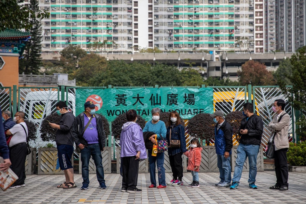 Residents line up to receive a BioNTech shot at a mobile vaccination station in Hong Kong, Photo: EPA-EFE