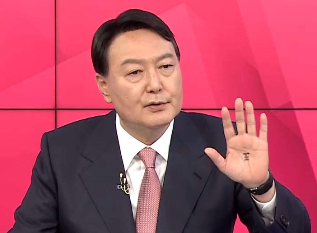 Yoon Suk-yeol, from the People Power Party, showing his hand with the Chinese character for ‘king’. Yoon Suk-yeol, from the People Power Party, showing his hand with the Chinese character for ‘king’.
