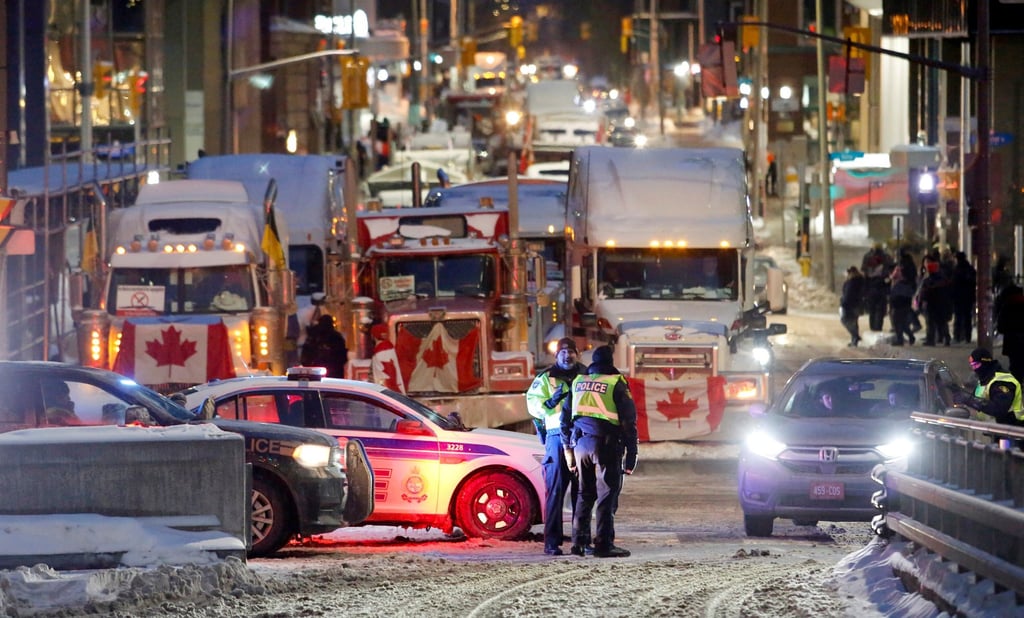 Police officers stand in front of trucks as drivers and their supporters protest against coronavirus vaccine mandates in Ottawa, Ontario, Canada on February 4. Photo: Reuters Police officers stand in front of trucks as drivers and their supporters protest against coronavirus vaccine mandates in Ottawa, Ontario, Canada on February 4. Photo: Reuters