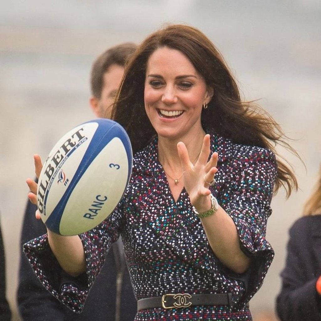 Kate Middleton catching a rugby ball. Photo: @dickiearbiter/Instagram