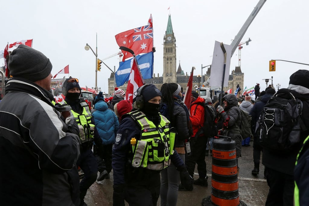 Police officers and protesters in front of Parliament Hill in Ottawa, Ontario, Canada on February 6. Photo: Reuters