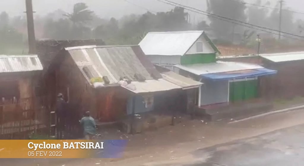People fix the roof as cyclone Batsirai hits Mananjary, Madagascar on February 5. Photo: Cycloneoi.com via Reuters