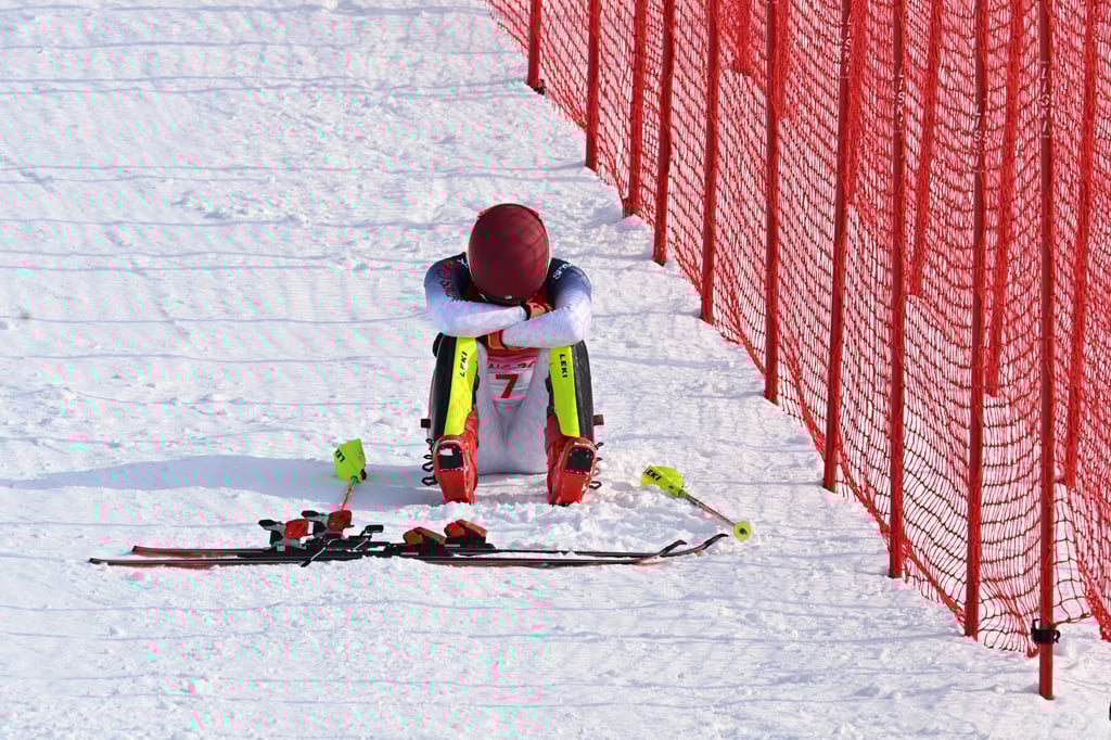 Mikaela Shiffrin sits on the side of the course after crashing out of the women’s slalom. Photo: Xinhua Mikaela Shiffrin sits on the side of the course after crashing out of the women’s slalom. Photo: Xinhua
