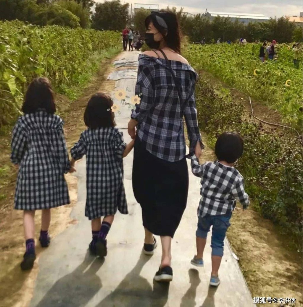 Lee walks with her young children in an Instagram post. Photo: Instagram