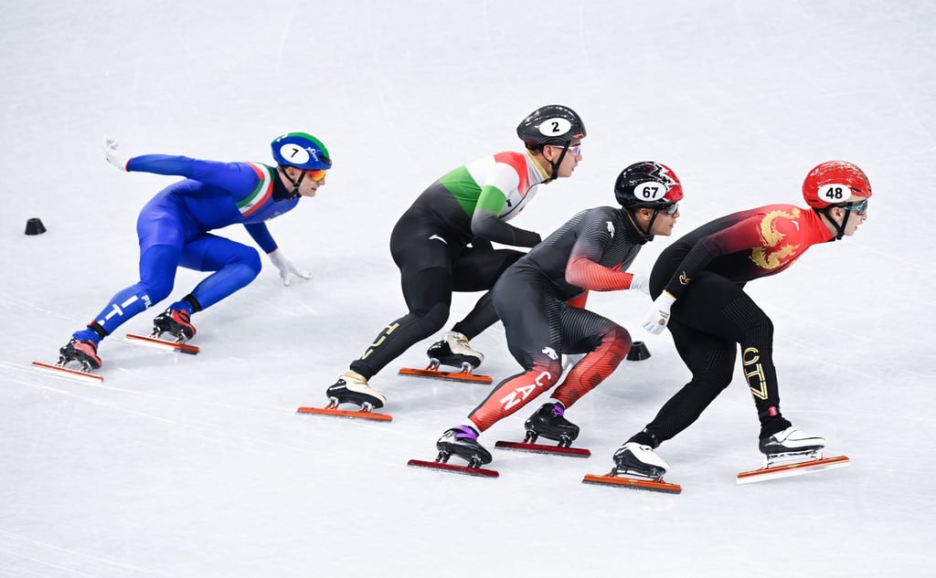 Wu Dajing (right) of China in the Beijing Winter Olympic Games short-track speedskating mixed team relay final at the Capital Indoor Stadium. Photo: Xinhua