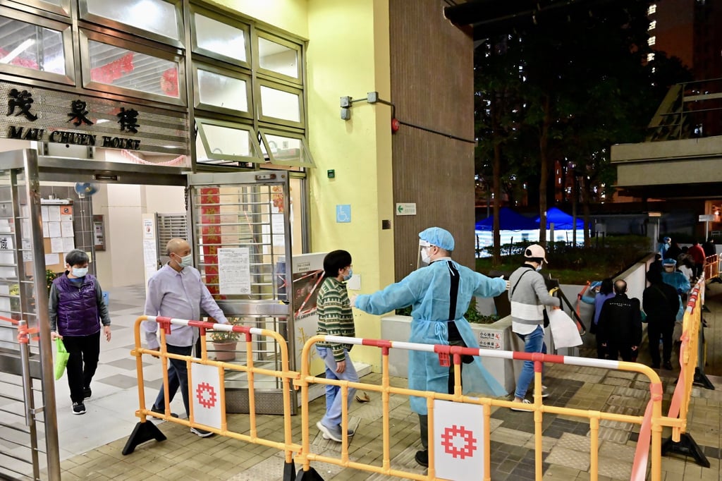 Residents in Shui Chuen O Estate in Sha Tin district undergo testing on Saturday night. Photo: ISD Residents in Shui Chuen O Estate in Sha Tin district undergo testing on Saturday night. Photo: ISD