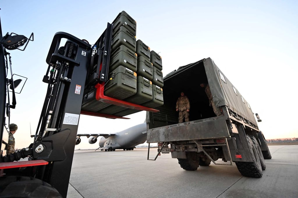 Ukrainian troops move US made FIM-92 Stinger missiles and other military assistance shipped from Lithuania to Kyiv. Photo: AFP Ukrainian troops move US made FIM-92 Stinger missiles and other military assistance shipped from Lithuania to Kyiv. Photo: AFP