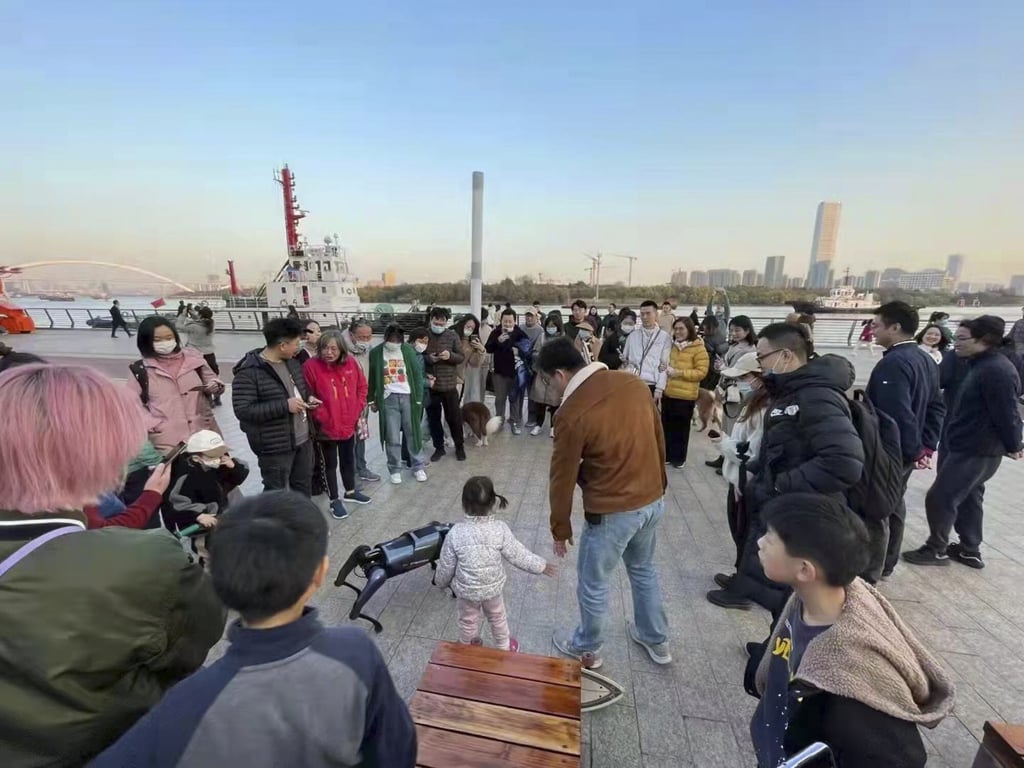 A crowd gathers to investigate a robot dog in Shanghai. Photo: Thepaper.cn A crowd gathers to investigate a robot dog in Shanghai. Photo: Thepaper.cn