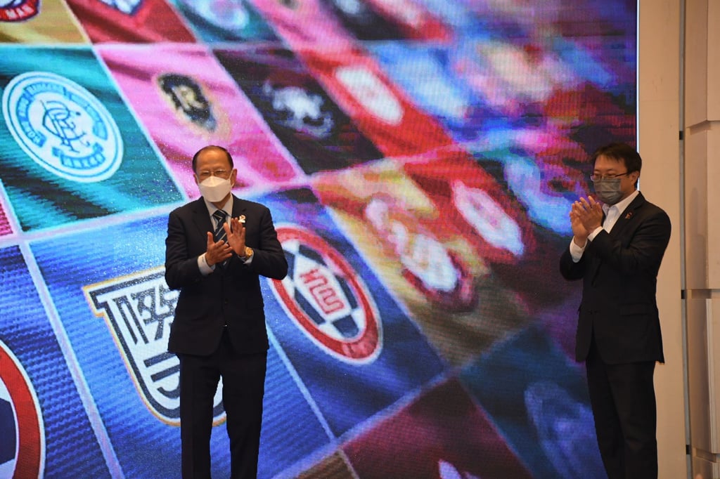 Hong Kong Football Association (HKFA) chairman Pui Kwan-kay (L). Photo: Chan Kin-wa