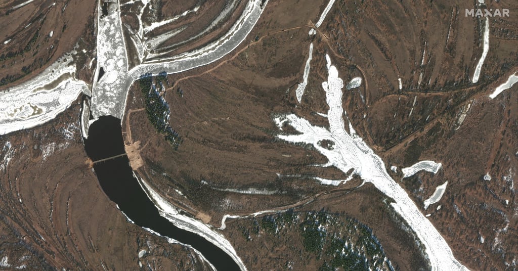 This satellite image shows road construction and a new pontoon bridge on Pripyat River at the border between Ukraine and Belarus on February 15. Photo: Maxar Technologies This satellite image shows road construction and a new pontoon bridge on Pripyat River at the border between Ukraine and Belarus on February 15. Photo: Maxar Technologies