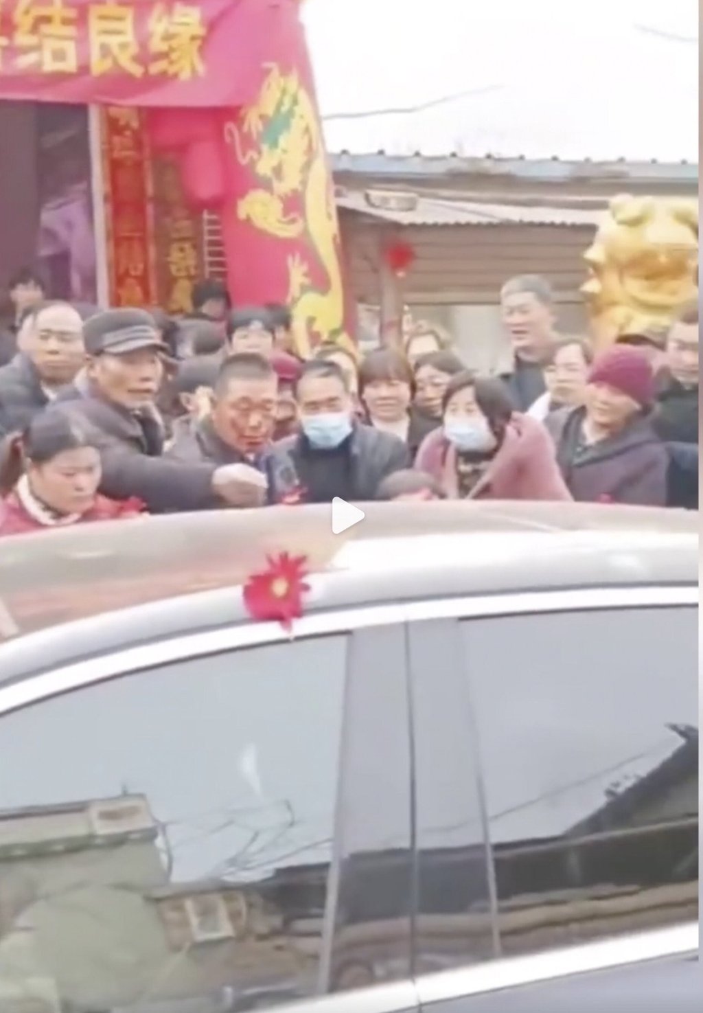 The bride’s family in a wedding refused to leave their car unless a US$10,400 alighting fee was paid. Photo: Miaodong Video The bride’s family in a wedding refused to leave their car unless a US$10,400 alighting fee was paid. Photo: Miaodong Video
