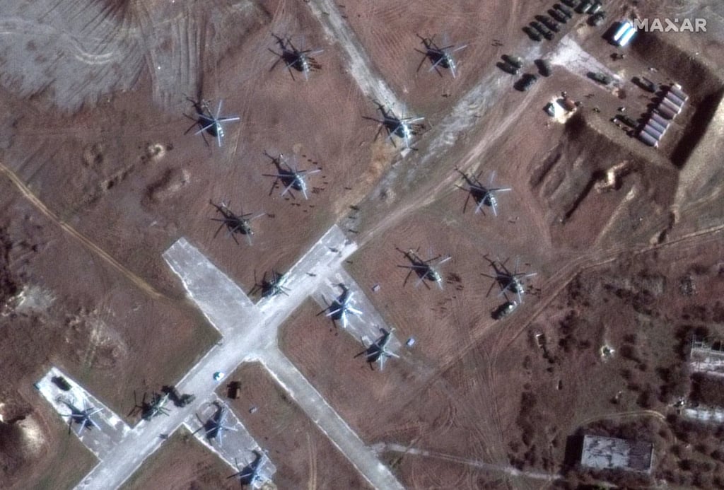 This satellite image shows helicopters and troops near Lake Donuzlav, Crimea. Photo: Maxar Technologies This satellite image shows helicopters and troops near Lake Donuzlav, Crimea. Photo: Maxar Technologies