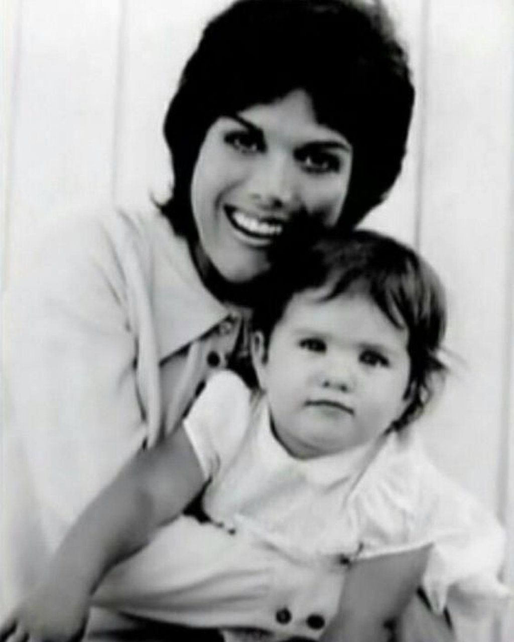 Jennifer Aniston with her mother Nancy Aniston. Photo: Pinterest Jennifer Aniston with her mother Nancy Aniston. Photo: Pinterest