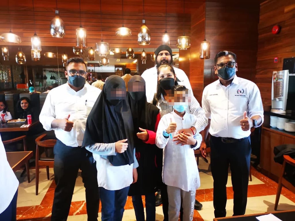 Loh Siew Hong (centre), 35, with her 14-year-old twin daughters and 10-year-old son. With them are Bagan Dalam assemblyman M. Satees (left), lawyer Dr Shamsher Singh Thind (centre) and Malaysian Tamilar Kural president David Marshel (right) at a hotel in Petaling Jaya. Photo: Facebook