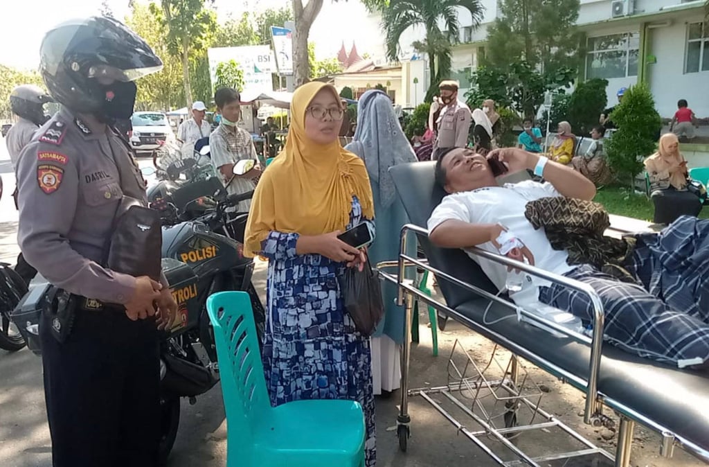Patients were evacuated after a magnitude 6.1 earthquake damaged a local hospital in West Pasaman. Photo: Agence France-Presse